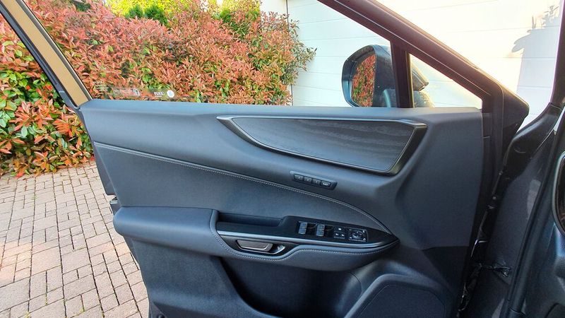 9. Die Türen: Hier zeigt sich der Premiumcharakter. Öffnen lassen sich die Türen über neue elektromechanische Taster, die man doppelt betätigen muss. (Bild: Mauritz/»kfz-betrieb«)