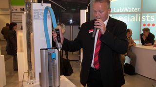 Die Dispensereinheit an der neuen Laborwasseranlage Purelab flex lässt sich mit einer Hand bedienen, wie Stephan Wagner, Produktmanager bei Elga Labwater, demonstriert.  (Bild: Platthaus)