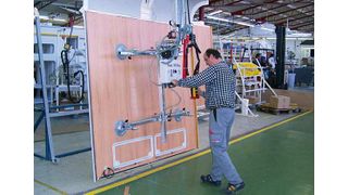 Das Vakuumhebegerät Aero 100/4R unterstützt die Vormontage von Heckteilen und den Transport an die Förderstraße.  Bilder: Aero-Lift (Archiv: Vogel Business Media)