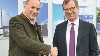 Nach Vertragsunterzeichnung ein partnerschaftliches Treffen bei Hoerbiger in Altenstadt: Karl Haeusgen, CEO Hawe Hydraulik (links) und Dr. Jürgen Zeschky, CEO der Hoerbiger Holding AG (rechts) (Hawe Hydraulik)
