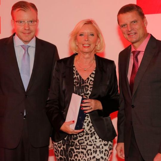Florian Fischer (Geschäftsführer der Vogel Business Media) und Stephan Maderner (Chefredakteur »Bike und Business«) überreichten Marion Johl das Abschiedsgeschenk des Medienhauses, den Johl Award.(Foto:  photofashion.de)