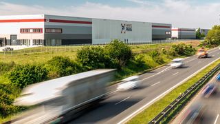 Im Herbst 2020 soll das Amazon-Verteilzentrum zwischen Hamburg und Lübeck fertig sein. (Lukaspelech)