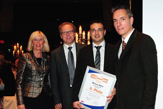 3. Platz beim Junior Award: Marion Johl (Santander Consumer Bank), Jürgen H. Stolze (Toyota Deutschland)  und Chefredakteur Wolfgang Michel gratulieren Markus Bach. (Archiv: Vogel Business Media)