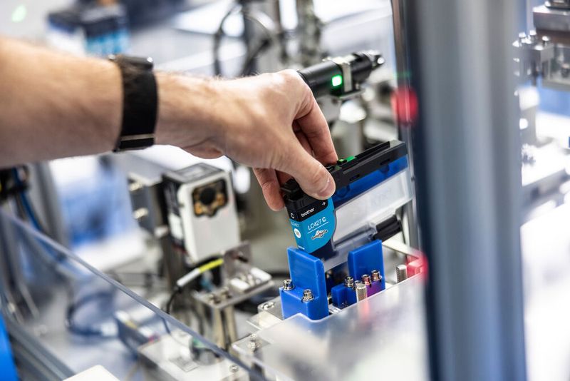 Nach der Entleerung der Patronen, deren Reinigung und Druckprüfung werden sie neu befüllt. (Bild: Brother)