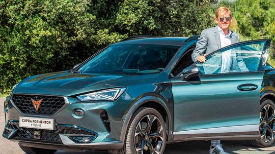 Seat- und Cupra-Vorstandschef Wayne Griffiths mit dem derzeitigen Absatzmotor Cupra Formentor.(Bild:  Seat)