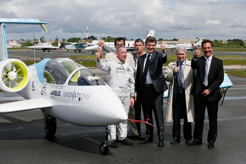 v.l. Didier Esteyne, E-Fan Pilot, Francis Deborde,  Leiter der ACS Dominique Bonnaire, E-Fan Pilot Arnaud Montebourg, Minister für Wirtschaft, Industrie und Digital Economy Patrick Gandil, Generaldirektor für Zivilluftfahrt (DGCA) CTO Jean Botti des Airbus-Konzerns. ( Airbus Group)