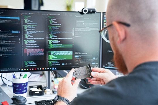 De l'idée à la production en série : Cicor associe développement, industrialisation, et fabrication. La photo montre l'équipe de développement logiciel sur le site de Bronschhofen.(Source :  Cicor)