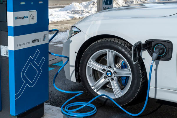 Die Lithiumionen-Batterie unter dem Kofferraumboden des im 330e ermöglicht mit ihrer nutzbaren Kapazität von 5,7 Kilowattstunden bis zu 50 Kilometer elektrische Fahrt.  (BMW)