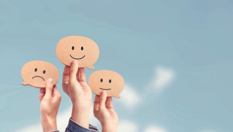 Wie funktioniert gutes Feedback? Zu wissen, was gut oder schlecht läuft, ist wichtig, um am Arbeitsplatz produktiver zu werden. Das zu kommunizieren, kann allerdings schnell zu einer unangenehmen Situation werden. Die Lösung: konstruktive Kritik. Das heißt, dem Gegenüber nicht vorhalten, wie schlecht seine Arbeit ist, sondern gemeinsam einen Weg zur Verbesserung finden. Streben Sie daher ein möglichst sachliches Gespräch an und bleiben Sie respektvoll! Auf diese Weise erreichen Sie eine gute Basis für den gegenseitigen Austausch. (Bild: oatawa - stock.adobe.com)