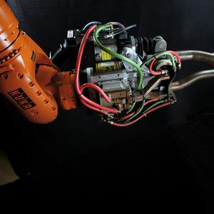 Beim robotergeführten Widerstandspunktschweißen Robospin erfolgt synchron zum Schweißprozess eine Drehung der Schweißzange um die Elektrodenachse.