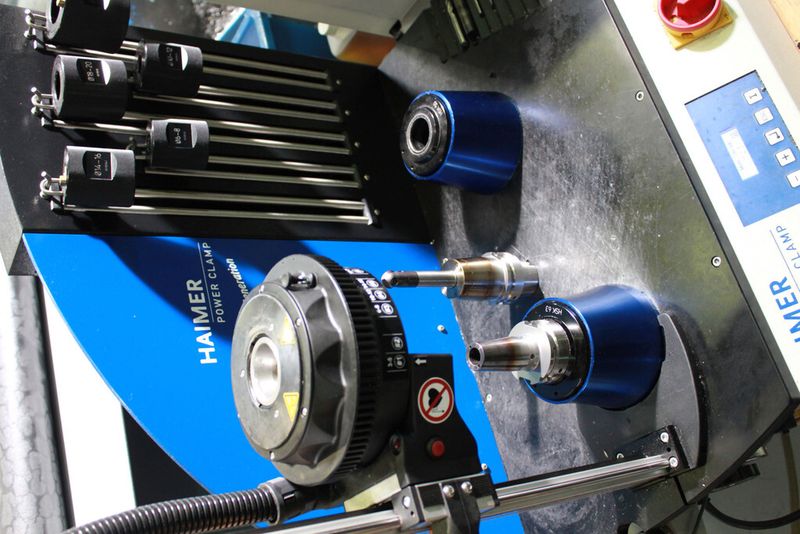 Bild 7: Zu den Schrumpfmuttern gehört auch das passende Schrumpfgerät, wie hier das induktiv wirkende Power Clamp New Generation mit optimierter Abkühlzeit. (Haimer)