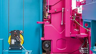 Die in den Lager- und Automatisierungssystemen verbauten Komponenten wie Kabel, Schalter, Sensoren und SPS-Steuerungen werden bei Remmert von einem Team aus derzeit fünf Elektrokonstrukteuren geplant und dokumentiert. (Bild: Remmert)