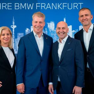 Gratulierten zum Jubiläum: (v.l.) Susanna Eiber, Leiterin Marketing und Produktmanagement Mini Deutschland, Axel Juhre, Leiter BMW Niederlassungsverbund Mitte, Matthias Betz, Leiter BMW Niederlassungsverbund Südwest, und Christian Ach, Leiter BMW Vertrieb Deutschland.(Bild:  Manuel Dorn / BMW Niederlassung Frankfurt)