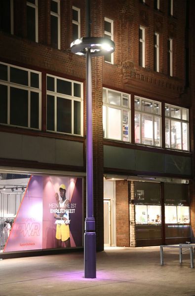 Die smarten Lichtmasten können die einzelnen Häuserfassaden individuell über Lichtszenen anstrahlen sowie die Gehwege durch farbige LEDs in jeder erdenklichen Farbe beleuchten. (Bild: Projekt BID Mönckebergstraße, Otto Wulff BID Gesellschaft)