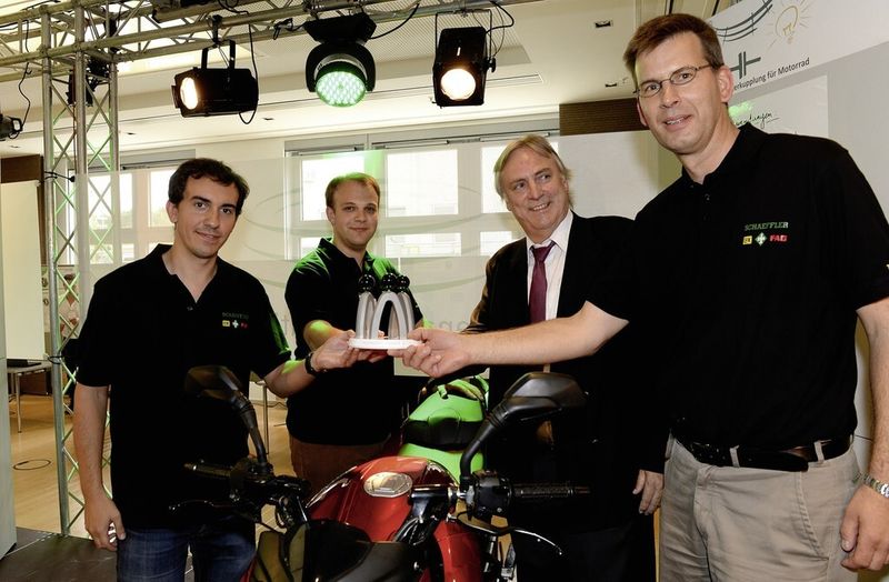 Die Schaeffler-Mitarbeiter aus Bühl Martin Chambrion (Vorentwicklung) und Jens Langanki (PKW Konstruktion) sind die Gewinner des diesjährigen Inspiration Awards und erhielten den Preis für ihre Idee einer neuen Kupplung für Motorräder. Prof. Dr.-Ing. Peter Gutzmer, Vorstand Forschung und Entwicklung der Schaeffler AG, und Christoph Wittmann, Leiter Produktentwicklung Kupplungsdruckplatte, gratulierten. (Bild: Schaeffler)
