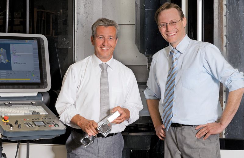 Die Inhaber: Philippe Morf (l.) und Matthias Weibel vor neuem Bearbeitungszenter DMC 60 U. (Bild: Faes)