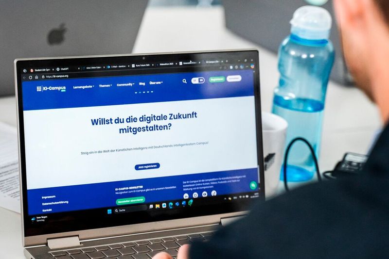 Immer mehr Menschen informieren sich vor Wahlen über die Positionen der deutschen Parteien bei KI-Modellen wie ChatGPT.(Bild:  Johanna Weber)