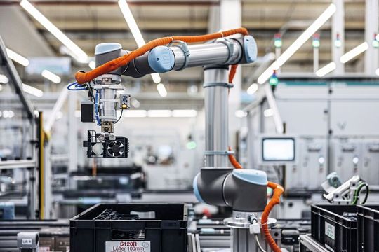 Das Siemens-Werk Erlangen soll zur weltweiten Blaupause für KI-gestützte, autonome Fertigung werden.(Bild:  Siemens AG)
