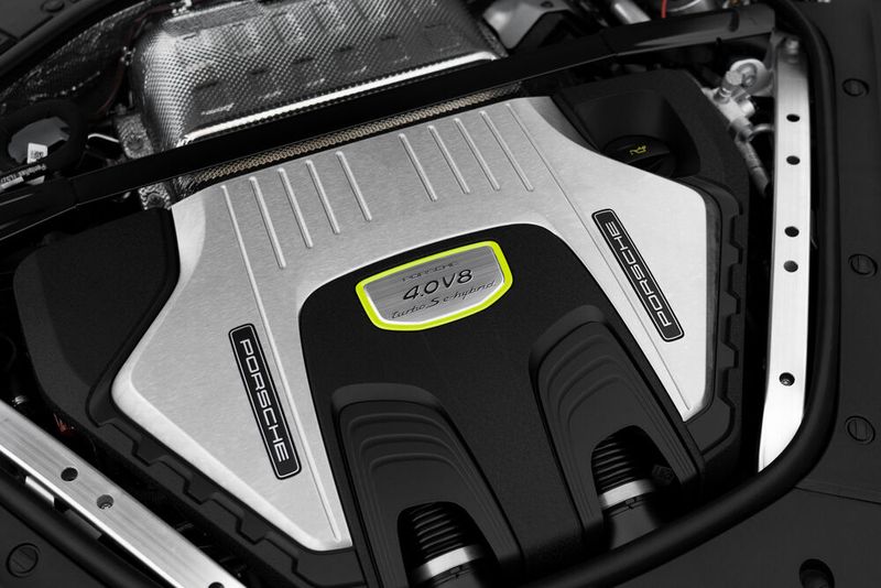 Unter der schicken Verkleidung steckt ein brachialer V8-Benziner. (Bild: Porsche)