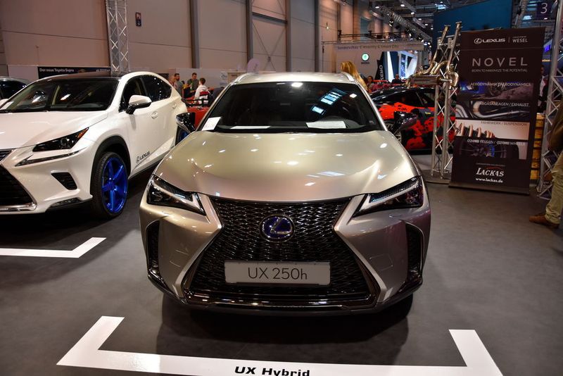 Lexus zeigt den neuen UX Hybrid. (Simon / »kfz-betrieb«)