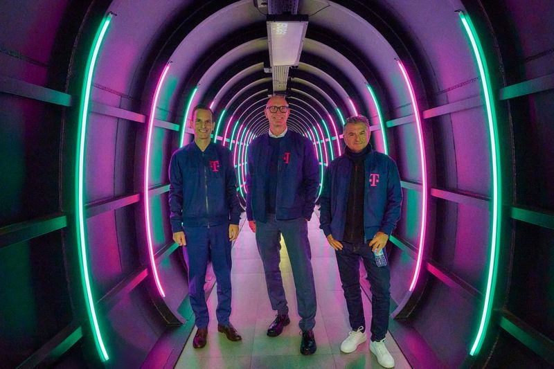 Rodrigo Diehl, Geschäftsführer Deutschland Tim Höttges, CEO Deutsche Telekom und Ferri Abolhassan, CEO T-Systems im Tunnel zur unterirdischen KI-Fabrik.  (Bild: Deutsche Telekom AG/Cindy Albrecht, Robert Dieth)