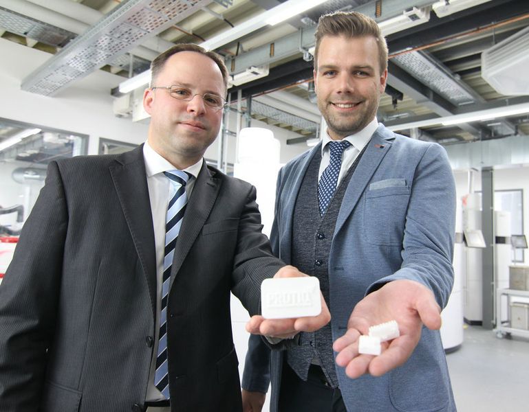 „Insbesondere auf internationaler Ebene können wir durch die Kooperation unsere Kunden schneller, kosteneffizienter und individueller bedienen“, ist sich Michael Steinbach (rechts im Bild), Geschäftsbereichsleiter Technical Ceramics bei Steinbach, sicher. „Mit technischer Keramik ergänzen wir unser Angebotsportfolio konsequent und bieten Lösungen für höchste Temperaturbereiche bei entsprechender Präzision.“ erläutert Dr. Ralf Gärtner (links), Geschäftsführer Protiq.  (PHOENIX CONTACT)