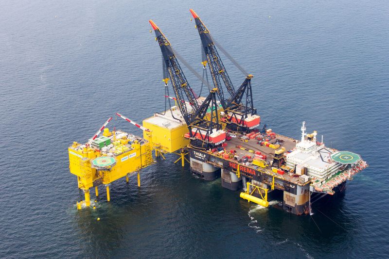 Das Schwerlast-Kranschiff Thialf positioniert die gut 10.000 t schwere und 98 m lange Helwin2-Plattform millimetergenau auf ihrer Unterkonstruktion. (Ulrich Wirrwa, Siemens AG)