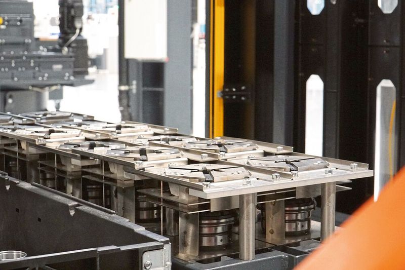 Für die Fertigung von unterschiedlichen Gehäusen stehen 18 Spann-Sets, bestehend aus Spannkopf mit Anschlag, zur Verfügung.  (Bild: Hainbuch)