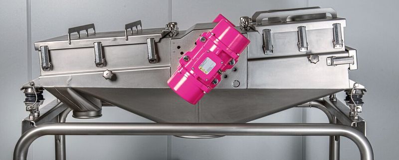 Bei der Vibrationssiebmaschine JEL Konti II von Engelsmann wird das auf Federn gelagerte Siebgehäuse von zwei Vibrationsmotoren horizontal oder vertikal in Bewegung gebracht. Durch die Einstellung der Unwucht und des Neigungswinkels der Motoren können die Schwingungsintensität und -richtung modifiziert und perfekt an das  Produkt angepasst werden. (Bild: Engelsmann)