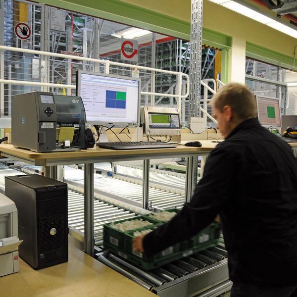 Bild 3: Kaffeemaschinen-Teile kommissioniert WMF für die Fertigung an zwei Ware-zum-Mann-Arbeitsstationen. Bild: IGZ Logistics + IT (Archiv: Vogel Business Media)