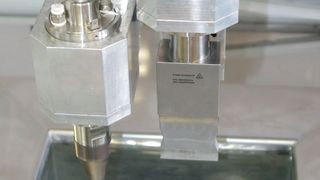 Die Sonotrode in geringem Abstand über dem Werkstück erzeugt Schallwellen, die zu einer zuverlässigen Entgratung führen.  (Weber Ultrasonics)