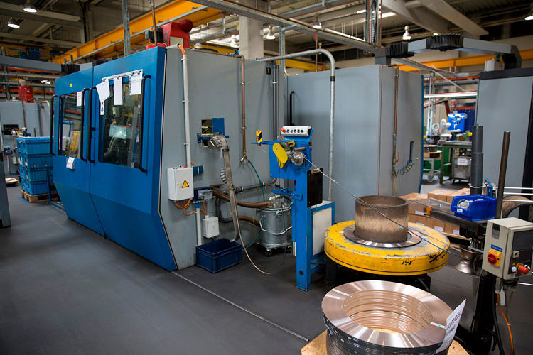 In der Produktionseinheit erhält das neue „Norglide“-Gleitlager auch den oder die „Körnerpunkte“, die die Leitfähigkeit beim kathodischen Tauchlackieren sichern. (Foto: Saint Gobain)