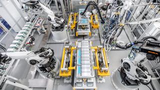 Modular aufgebaut: eine Montagelinie für Batteriepacks von Webasto. Die Produktionslinie wurde im Werk von Webasto in Schierling, Deutschland, integriert. (Bild: Kuka Group)