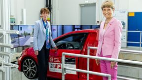 Hauke Stars, Konzernvorständin für IT der Volkswagen Group (links), und Professorin Dr. Angela Ittel, Präsidentin der TU Braunschweig, am dynamischen Gesamtfahrzeugsimulator des NFF (Niedersächsisches Forschungszentrum Fahrzeugtechnik). (Bild: Philipp Ziebart/TU Braunschweig)