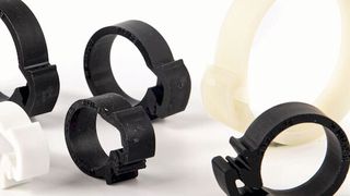 Die flachen Ezyclik-Schlauchschellen von Bormann & Neupert gewährleisten dank hoher Klemmkraft eine sichere und zuverlässige Befestigung von Schläuchen. Universelle pneumatische Werkzeuge vereinfachen die Montage (Bild: Bormann & Neupert)