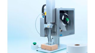 Die Funktionen, Abmessungen und Einbaulagen des Etikettendrucksystems „HERMES QL“ sind mit dem bewährten „HERMES Q“-Druck- und -Etikettiersystem von CAB kompatibel – Applikatoren und Montagehilfen lassen sich original verwenden. (Bild: CAB)