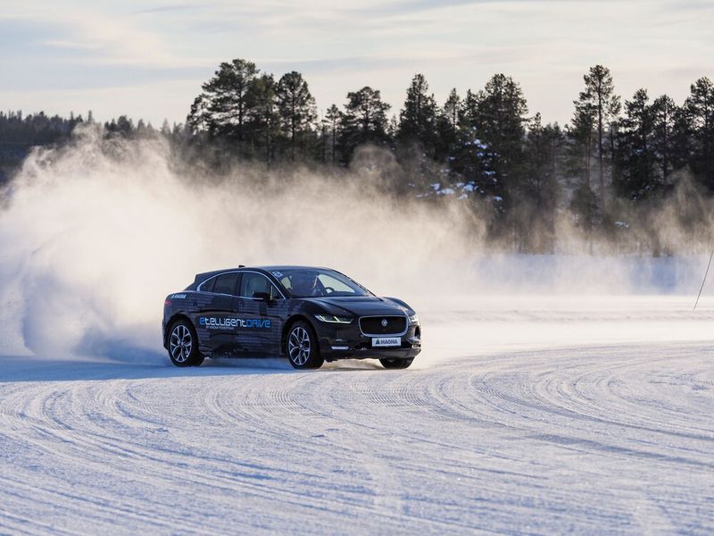 Dabei wird die Antriebskraft bei Kurvenfahrt elektronisch so dosiert auf beide Hinterräder verteilt, dass das gefürchtete Ausbrechen des Hecks weitgehend verhindert werden kann. (Bild: Magna)