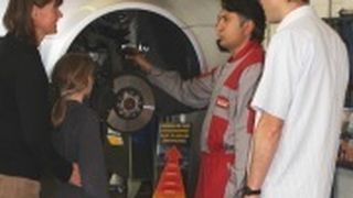 Neue Dämpfer helfen gegen schaukelndes Fahrgefühl – und damit gegen Reise-Übelkeit.  (Foto: Monroe)