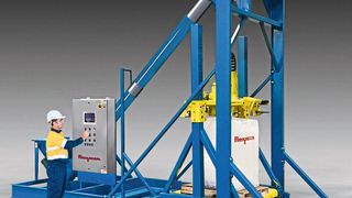 Das in sich geschlossenen Hochleistungs-Big-Bag-Befüllsystem befüllt Feststoffe mit hohem Schüttgewicht, abrasiven und schwierig handzuhabenden Eigenschaften in Big Bags, die in Bergbau, Glas-/Keramik- und weiteren anspruchsvollen Anwendungen zum Einsatz kommen. (Bild: Flexicon)