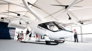 Volocopter will nach Bayern umziehen, um dort seine elektrisch angetriebenen Helikoptertaxis zu bauen. Die CSU begrüßt das Vorhaben, weil man so die Technologieführerschaft dazu im Land erhält. Hubert Aiwanger allerdings lehnt das Ganze ab. Nun wird er scharf kritisiert. (Bild: Volocopter)