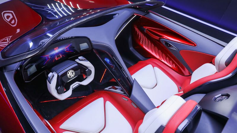 Innen gibt es zwei durch einen Mittelsteg getrennte Plätze. (Bild: MG)