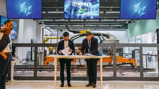 Daniel Cortina, Director of Quality bei Seat S.A., und Josh Weiss, Präsident der Manufacturing Intelligence Division von Hexagon, beschließen eine strategische Zusammenarbeit. (Bild: Hexagon/Seat)