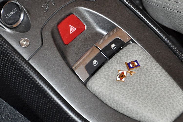 Auf der Mittelkonsole findet sich ein dezenter und edler Hinweis auf die Hersteller des Fahrzeugs: Ferrari und Pininfarina. (Foto: Thomas Günnel)