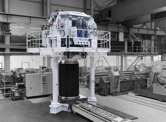 Der Sondermaschinenbauer Graebener informiert hier nicht ohne Stolz über seine neueste Entwicklung in Sachen Pressensysteme. Es handelt sich um eine speziell für die Herstellung von Elektrolyseur-Stacks konzipierte Anlage. Lesen Sie hier, wie das innovative System arbeitet.(Bild:  Graebener)