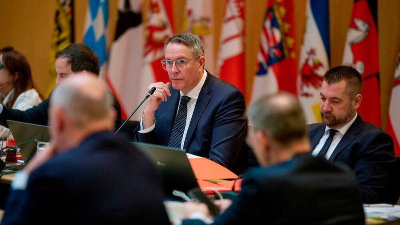 Als MPK-Vorsitzender betonte der rheinland-pfälzische Ministerpräsident Alexander Schweitzer: „Wenn Strukturen gebündelt werden, erleichtern wir Bürgerinnen und Bürgern den Zugang zu Leistungen und entlasten gleichzeitig die Verwaltungen.“(Bild: ©  Staatskanzlei RLP / Henning Schacht)