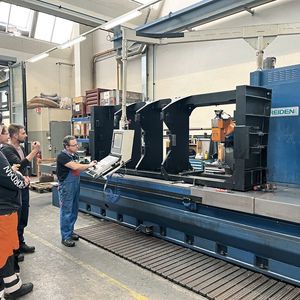 L’usinage des châssis pour cadres basculants suscite toujours beaucoup de curiosité et d’intérêt tout particulièrement chez les apprentis polymécaniciens en formation chez Scheuchzer. (Source :  MSM)
