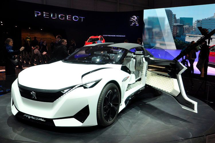 Der Peugeot Fractal ist ein Elektro-Coupé, das dem Hören besondere Aufmerksamkeit schenkt. In den Rücklehnen der Sitze befinden sich Subwoofer. Im Innenraum stammt ein Großteil der Materialien aus dem 3D-Drucker. (Wehner)