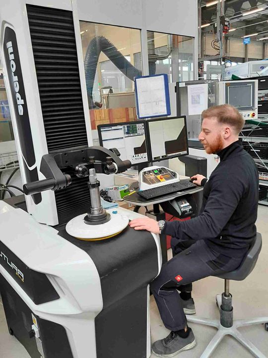 Schnelle Vermessung, sichere Daten: Ein Bediener nutzt die Speroni STP Futura CNC, um Werkzeugprofile zu scannen und die Ergebnisse nahtlos in der Coscom Datenplattform bereitzustellen.  (Bild:  Coscom Computer GmbH)