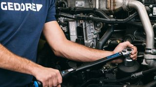 Gedore stellt das Drehmomentschlüssel-Set Torcoflex UK 1/2" vor. Es beinhaltet den Drehmomentschlüssel der Größe 1/2", eine 1/2"-Verlängerung und drei Kraftsteckschlüssel mit Schutzhülsen, heißt es. Das Ganze gibt es jetzt zum Promotionpreis bei den Fachhändlern. (Gedore)