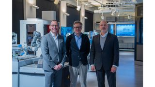 v.l.n.r.: Matthias Heiden (CFO bei IFS), Dr. Niels Sahl (Partner bei Deloitte im Bereich Technology & Transformation), Sebastian Spicker (Managing Director DACH bei IFS) 
 (Bild: IFS)